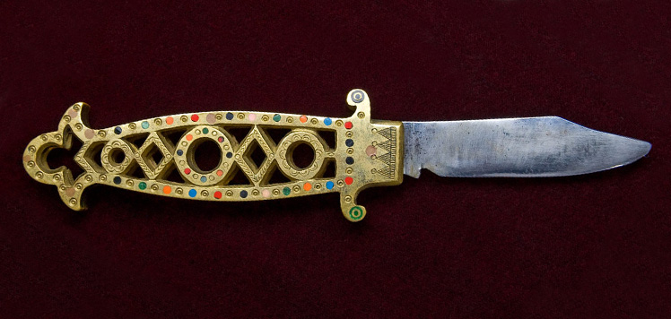 М. Шмадюк. Гуцульський ніж. 1975. Лиття, гравірування, інкрустація